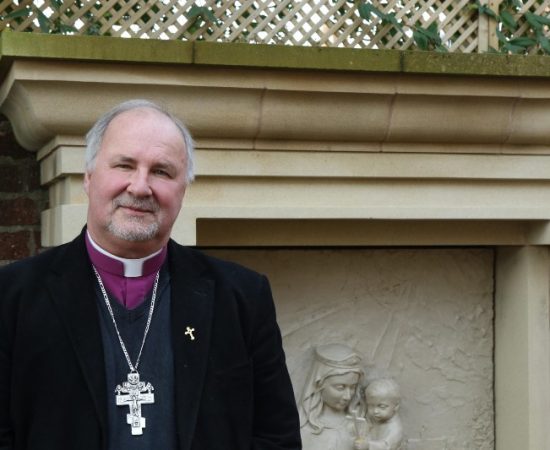Obispo anglicano y capellán de la Reina de Inglaterra se convierte al catolicismo