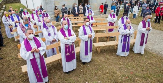 Don Ramón Caamaño y Don José Godoy asistieron al funeral del párroco de Caión, don Luis Pastoriza