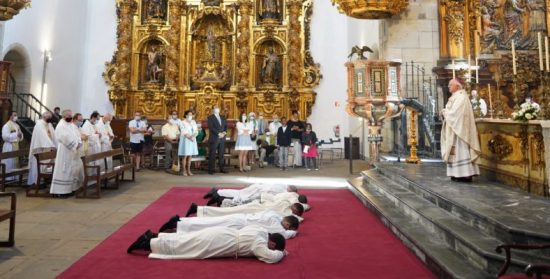 Monseñor Barrio pide a los nuevos sacerdotes ser “curas cercanos que hablan con todos”
