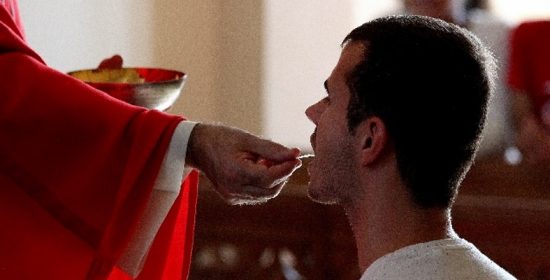 Carta del Cardenal Sarah: «Ninguna transmisión de la Misa es equiparable a la participación personal o puede sustituirla»