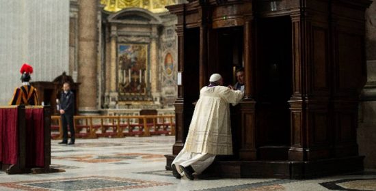 En marzo, el Papa invita a pasar de la miseria a la misericordia con la confesión