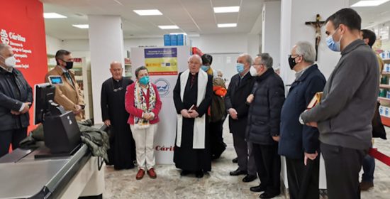 Mons. Julián Barrio bendice las instalaciones del tercer Economato de Cáritas en A Coruña