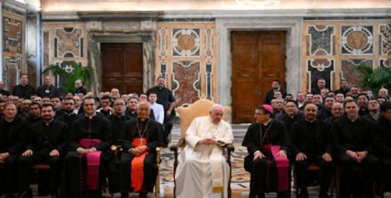El Papa: Los sacerdotes no deben ser «superhombres» sino personas humildes