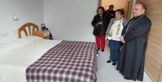 Cáritas inaugura otra vivienda para mayores en O Burgo
