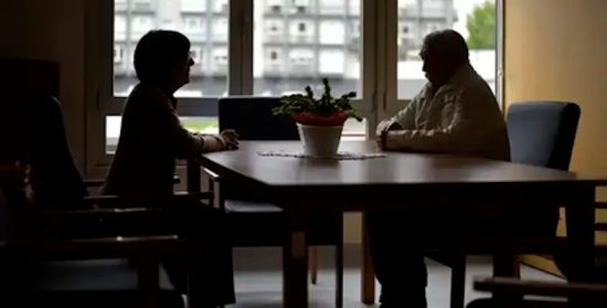 Mayores en un piso comunitario en A Coruña
