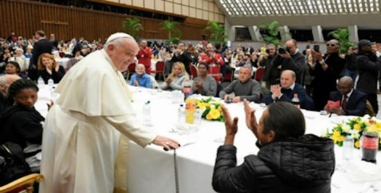 El Papa come en el Vaticano con 1300 necesitados y personas sin hogar