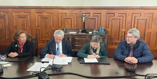 Doble convenio entre Arzobispado y Cáritas
