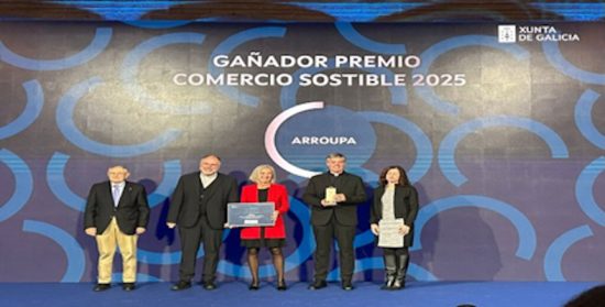 Arroupa Moda Re-, impulsada por Cáritas Diocesana de Santiago, recibe el Premio Comercio Sostible Galego 2025