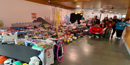 Los pajes de Cáritas Diocesana ayudan a los Reyes Magos