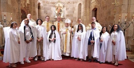 Ocho adultos reciben los sacramentos de Iniciación Cristiana en la Colegiata de A Coruña