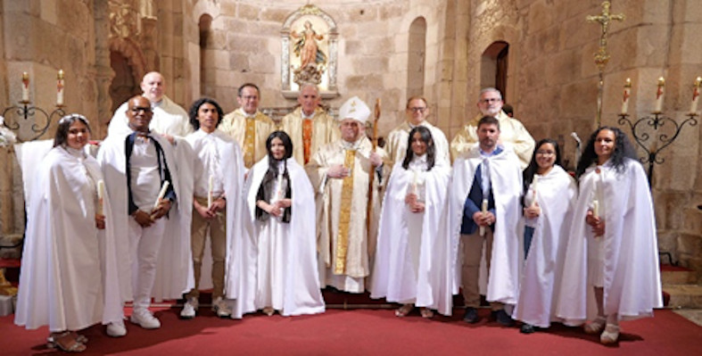 Ocho adultos reciben los sacramentos de Iniciación Cristiana en la Colegiata de A Coruña